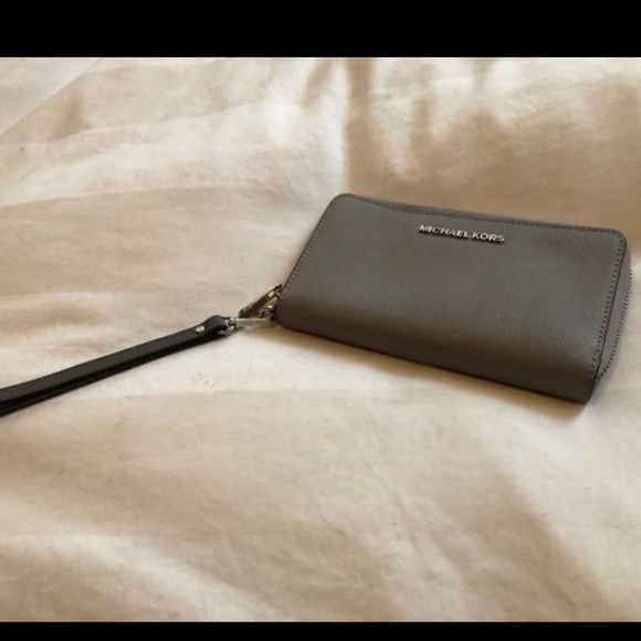 NWT Michael Kors Saffiano Leather Wallet - Picture 2 of 4